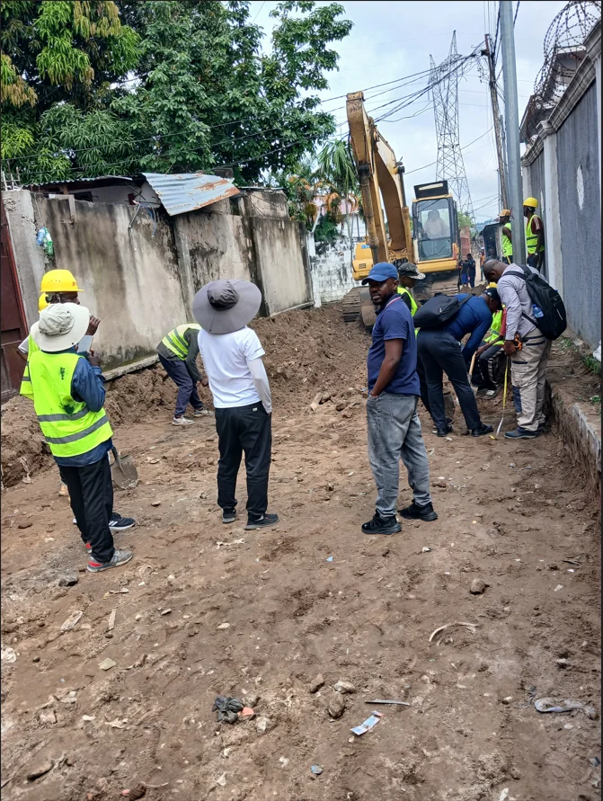 Construction d'une route tertiaire en chaussée rigide à Kinshasa